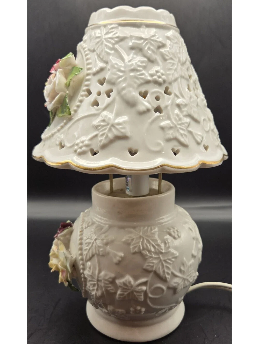 Porcelain Floral Accent Lamp White Applied Roses/Hearts Lattice Shade Night VTG